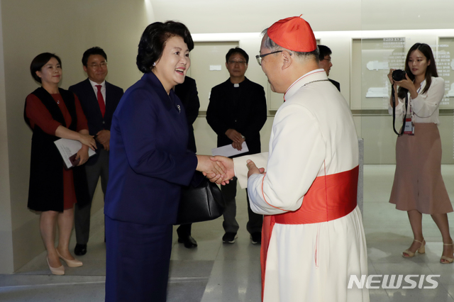 【서울=뉴시스】박진희 기자 = 문재인 대통령 부인 김정숙 여사가 13일 오후 서울 중구 명동성당에서 열린 '천주교 서울 순례길 국제순례지 선포식 기념 아시아 주교단과 함께하는 미사' 참석에 앞서 서울대교구장 염수정 추기경과 인사하고 있다. 2018.09.13. (사진=청와대 제공) photo@newsis.com