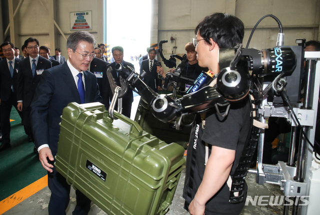 【거제=뉴시스】박진희 기자 = 문재인 대통령이 14일 오후 경남 거제시 두모동 대우조선해양에서 열린 4차 산업혁명을 국방기술 시연회에 참석하여 근력 로봇을 살펴보고 있다. 2018.09.14.pak7130@newsis.com