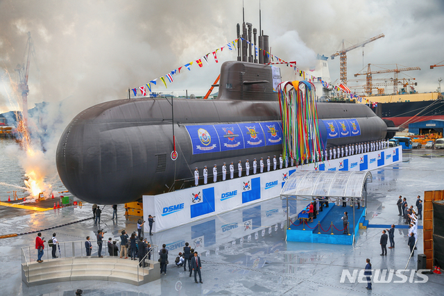 【서울=뉴시스】 한국 최초 3000톤급 잠수함인 '도산안창호함' 진수식. (뉴시스DB)