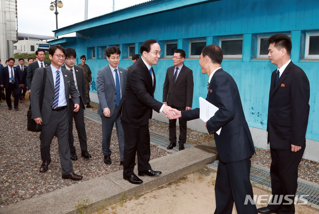 【서울=뉴시스】평양 남북정상회담 남북 고위 실무협의단 수석대표인 김상균 국정원 2차장과 대표단이 14일 판문점 통일각에서 열린 남북 고위 실무협의를 위해 군사분계선을 넘고 있다. 2018.9.14. (사진=청와대 제공) photo@newsis.com