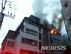 【서울=뉴시스】15일 6시1분께 서울 관악구 남현동의 한 아파트에서 원인을 알 수 없는 불이나 7명이 구조됐다.(사진 = 관악소방서 제공)