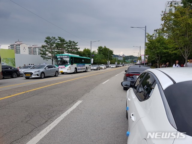 15일 오후 '천일홍 축제'가 열리는 경기 양주시 나리공원으로 진입하려는 차량들이 극심한 정체를 빚고 있다.