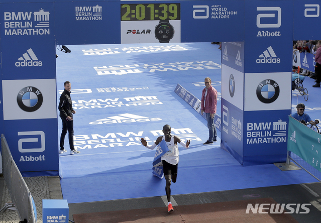 16일 새 세계신기록으로 베를린 마라톤에 우승하는 킵초게  AP