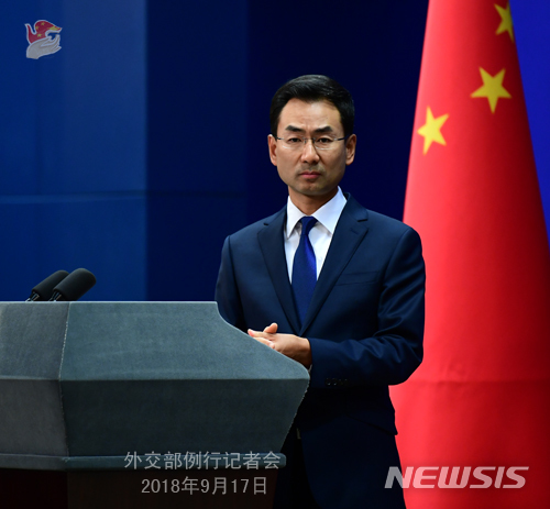 중국 외교부 겅솽 대변인이 17일 베이징에서 열린 정례 기자회견을 주재하면서 질의에 응답하고 있다(중국 외교부 홈페이지 캡처)