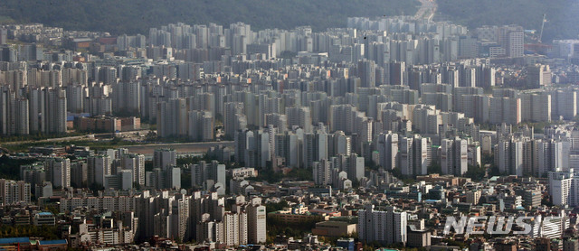 【서울=뉴시스】박주성 기자 = 종합부동산세 최고세율 인상 등을 주요 내용으로 하는 9.13 부동산 종합대책의 여파로 서울 지역 아파트 거래량이 더 줄어들고, 시장 변동성은 커질 것이라는 관측이 나오고 있다.  사진은 17일 오후 서울 송파구 제2롯데월드 서울스카이에서 바라본 서울 아파트 단지의 모습. 2018.09.17.  park7691@newsis.com