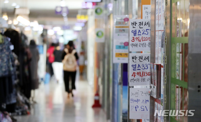 "집값 올라도, 지갑 안 열려…무주택·고령층 소비 위축"