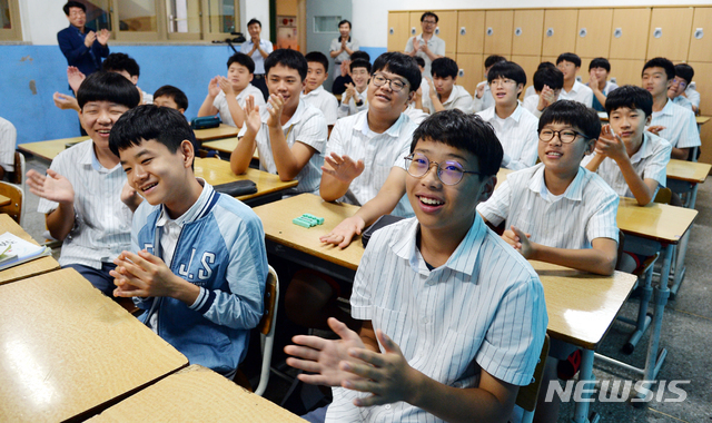 【광주=뉴시스】맹대환 기자 = 문재인 대통령이 제3차 남북 정상회담을 위해 18일 오전 평양 순안공항에 도착한 뒤 김정은 북한 국무위원장과 만나는 모습을 광주 광덕중학교 1학년 학생들이 생중계 시청하며 박수로 반기고 있다. 2018.09.18 mdhnews@newsis.com