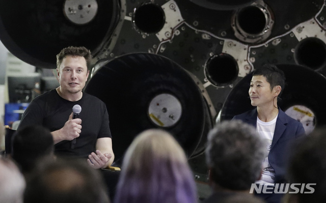 【호손=AP/뉴시스】 우주개발기업 스페이스X를 이끄는 일론 머스크(왼쪽)가 17일(현지시간) 미국 캘리포니아주 호손의 스페이스X 본사에서 세계 최초의 달 관광객 마에자와 유사쿠(오른쪽)를 소개하고 있다. 2018.09.18