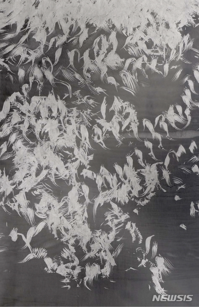 【서울=뉴시스】페르난도프레츠Fernando Prats, Smoke and bird-wing beat on canvas, 195 x 130 x cm, 2018