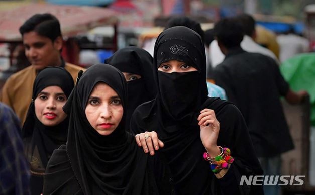 【서울=뉴시스】인도 정부가 19일 남편이 아내에게 "이혼한다"고 3차례 통보하는 것만으로이혼이 성립되는 소수 무슬림의 이혼 관습을 금지시키는 행정명령을 채택했다. <사진 출처 : 印 NDTV> 2018.9.19