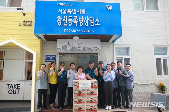 【서울=뉴시스】서울 혜화경찰서는 창신동 쪽방촌과 상담소를 방문해 범죄예방을 홍보하고 지원품을 전달했다고 19일 밝혔다. (사진 = 혜화경찰서)