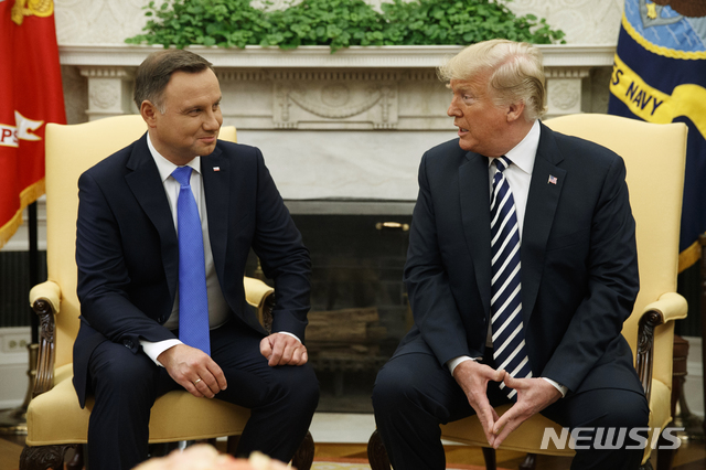 【워싱턴=AP/뉴시스】도널드 트럼프 미 대통령이 18일(현지시간) 백악관 오벌 오피스에서 안제이 두다 폴란드 대통령과 회담하고 있다. 트럼프 대통령은 폴란드에 미군기지를 상주시키는 것을 검토하고 있다고 말했다. 2018.9.19