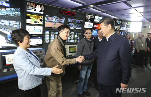 [베이징=AP/뉴시스]2016년 2월19일(현지시간) 중국 시진핑 국가주석(오른쪽)이 관영 매체인 중국 중앙텔레비전(CCTV) 관제실에서 직원들과 악수하고 있다. 2020.05.22.