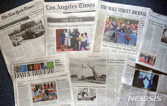 【L.A(미국)=뉴시스】 김운영 편집위원 = 미국의 대표적인 신문들이 19일(현지시각) 2018 남북정상회담 평양의 기사들을 게재했다.  The New York Tims는 A10면, The Wall street Journal은 1면 톱과 A11면에 Los Angeles Times는 A3면에, Daily Breeze는 A3면에 실었다. 2018.09.20.  uykim33@newsis.com 