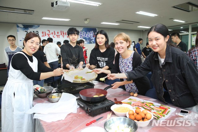 21일 오후 영진전문대학교에 재학중인 외국인 유학생들이 대학측이 마련한 추석맞이 한국문화교실에서 자신들이 직접 만든 음식을 들고 기념촬영하고 있다.