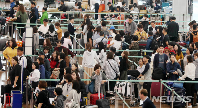 【인천공항=뉴시스】추상철 기자 = 추석연휴를 하루 앞둔 21일 오전 인천국제공항 제1터미널에는 많은 인파로 붐비고 있다. 2018.09.22. scchoo@newsis.com