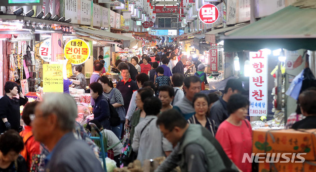 추석연휴를 하루 앞둔 21일 오후 서울 강북구 수유시장에는 제수용품을 구입하려는 시민들로 붐비고 있다. 뉴시스 사진자료