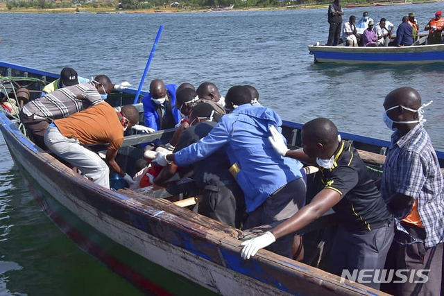 【빅토리아호(탄자니아)=AP/뉴시스】20일(현지시간) 탄자니아의 빅토리아 호수에서 발생한 여객선 전복 침몰 사고로 인한 사망자 수가 136명으로 늘어났다. 21일 구조대원들이 사고 수역에서 희생자 시신을 수습하고 있다. 2018.09.22 