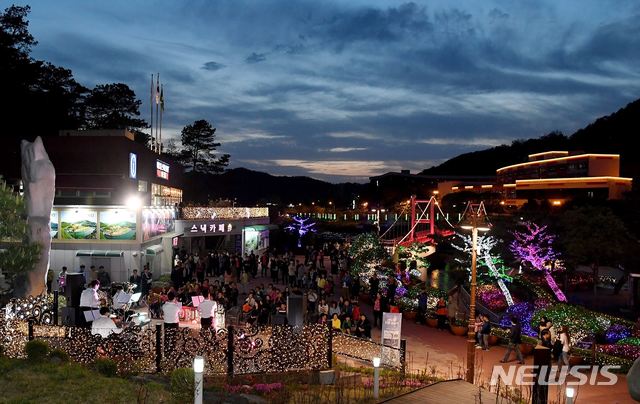 【대전=뉴시스】화려한 야간 조명의 대전 뿌리공원 전경