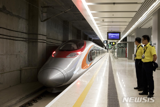 【홍콩=AP/뉴시스】22일 홍콩과 중국 본토를 연결하는 새 고속열차가 개통됐다. 새 고속열차의 출발역인 홍콩 서주룽역. 2018.9.22