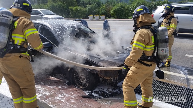 【평창=뉴시스】박종우 기자 = 24일 오전 평창군 방림면 방림리에서 BMW 520d 엔진룸이 전소해 2255만원의 재산 피해가 발생했다. 2018.09.24. (사진=강원도소방본부 제공)  photo@newsis.com 