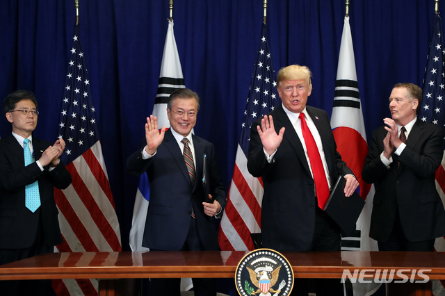 [뉴욕=뉴시스]박진희 기자 = 문재인 대통령과 도널드 트럼프 미국 대통령이 24일 오후(현지시간) 미국 롯데 뉴욕 팰리스 호텔 펑션룸에서 한미 FTA 개정협정문 서명식을 하고 있다. 2018.09.24.pak7130@newsis.com