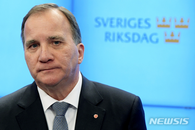 25일 스웨덴 뢰벤 총리가 불신임안 통과로 정권 무너진 뒤 기자회견하고 있다.  AP 