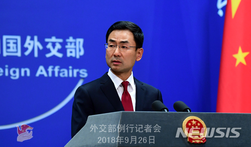 중국 외교부 겅솽 대변인이 26일 정례 기자회견에서 기자들의 질의에 답변하고 있다(중국 외교부 홈페이지)