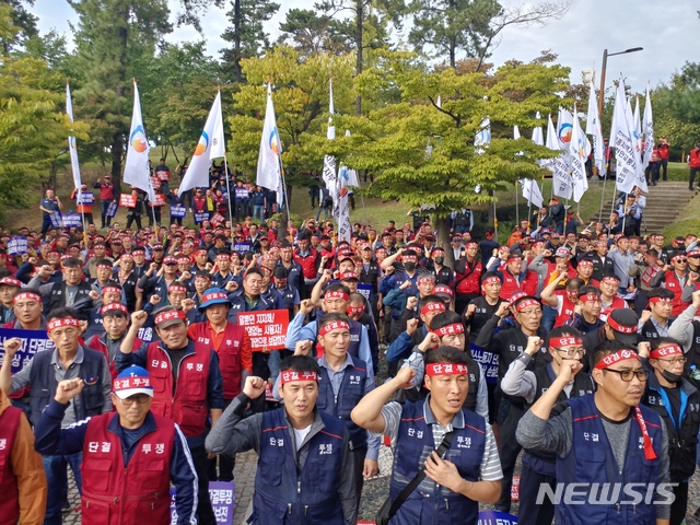  【천안=뉴시스】이종익 기자 = 전국자동차노동조합연맹 충남·세종지역자동차노조 조합원 600여명이 28일 오후 천안시 불당동 천안시청사 앞에서 주 52시간 근로시간 단축으로 삭감된 임금 보전 등을 요구하며 결의대회를 열고 있다. 충남·세종지역자동차노조는 찬반투표를 거쳐 10월 5일 총파업을 예고하고 있다.  2018.09.28.  007news@newsis.com 