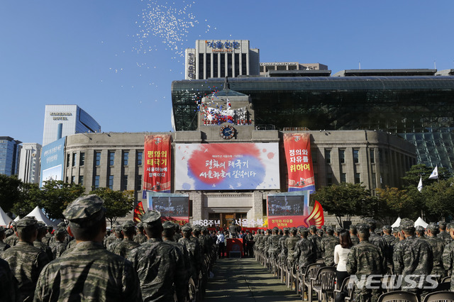 【서울=뉴시스】최동준 기자 = 지난해 9월29일 서울 중구 서울광장에서 열린 제68주년 서울수복 기념행사에서 해병대원들이 태극기 게양 퍼포먼스를 하고 있다. 2018.09.29. photocdj@newsis.com