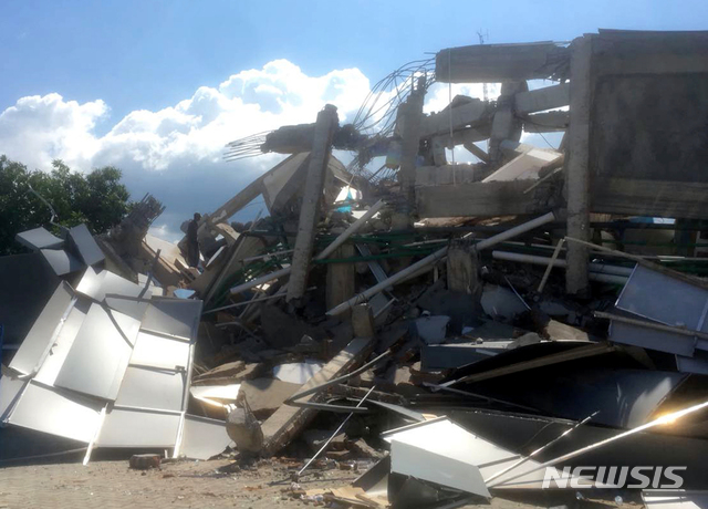 【 팔루=AP/뉴시스】인도네시아 술라웨시 섬 팔루에서 30일 로아로아 호텔이 이틀 전 발생한 강진과 쓰나미로 붕괴돼있다. 구조 당국은 이 건물 잔해더미에 약 50명이 매몰된 것으로 보고 있다. 2018.09.30 