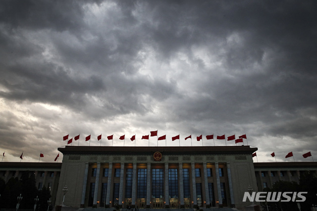 【베이징=AP/뉴시스】지난 2018년 10월 1일 중국 베이징 인민대회당 건물 위에 먹구름이 덮혀 있다.