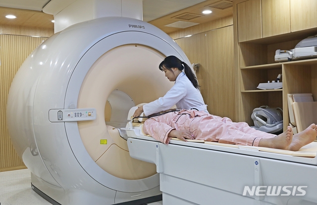 [세종=뉴시스]3월부터 두통이나 어지럼 등 경증 질환자는 뇌 MRI 검사 시 본인부담률이 종전 30~60%에서 80%로 높아진다. 사진은 MRI 검사를 하는 모습으로 기사와는 관련 없음. (사진=뉴시스DB) photo@newsis.com