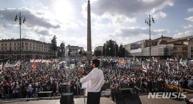 【로마= AP/뉴시스】 로마시내에서 9일과 10일에 걸쳐 3대노조가 소집한 대규모 집회와 시위가 열리면서 현 정부의 경제정책과 예산안에 대한 항의를 쏟아냈다.  사진은 지난 해 로마 시내 중앙광장의 군중집회에서 연설하는 야당지도자 마우리지오 마르티나.  
