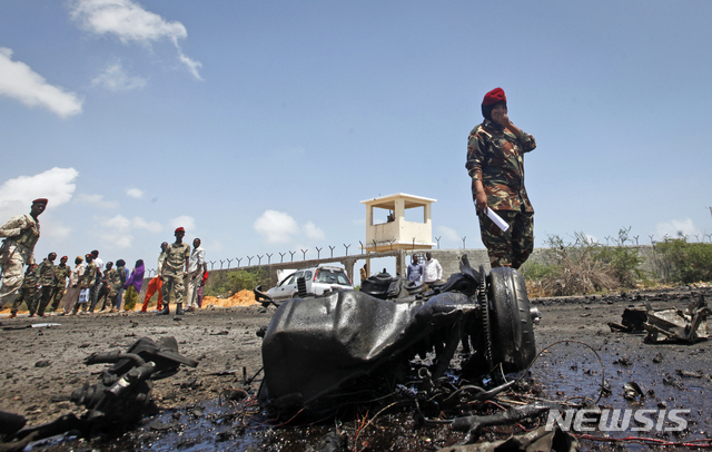 【모가디슈(소말리아)=AP/뉴시스】소말리아 보안군이 지난 1일 수도 모가디슈에서 유럽연합(EU) 군차량 행렬 공격 현장을 지키고 있다. 2018.10.17 