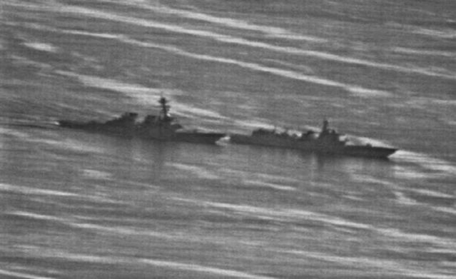 【서울=뉴시스】지난 9월 30일 남중국해 상에서 미군 디케이터함(왼쪽)이 중국 란저우함과 초근접 항행하고 있다. 3일(현지시간) 미군 기관지인 성조지에 따르면 전날 미 해군은 미중 양국 군함이 초근접해 있는 사진을 공개했다. <사진출처: 성조지> 2018.10.04