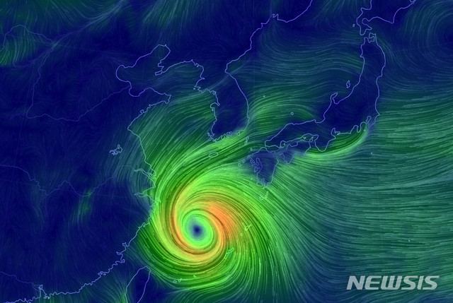 【서울=뉴시스】 제25호 태풍 콩레이는 5일 오전 03시 현재, 중급 중형 태풍(중심기압 975hPa, 중심부근 최대풍속 32m/s(115km/h))으로, 일본 오키나와 서북서쪽 약 170km 부근 해상에서 시속 26km 속도로 북북서진하고 있다. 사진은 어스 널 스쿨에서 제공한 오전 9시 현재 25호 태풍 콩레이 위치로 오늘 밤부터 내일(6일) 사이 25호 태풍 콩레이가 제주도·남해상·부산 부근을 통과할 것으로 예상된다. 기상청은 오늘 전국에 비가 내리고 태풍 콩레이와 비로 인해 기온은 ‘뚝’ 떨어져 다소 춥겠다. 낮 최고기온 18 ~ 23 도로 예보했다. 2018.10.05. (사진=어스 널 스쿨 사이트 캡쳐) photo@newsis.com