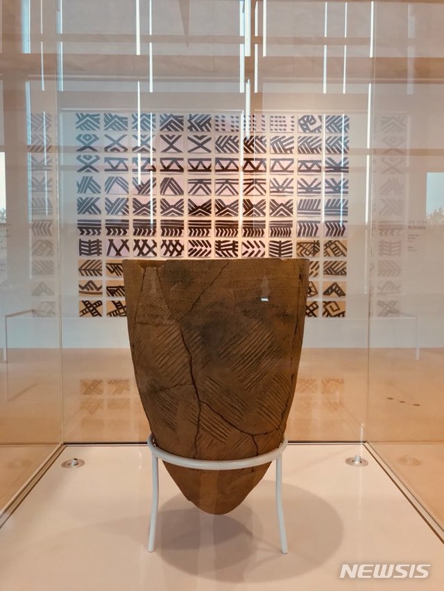 국립중앙박물관 전시 '예술과 암호 Art and Code 한국 선사미술의 암호 : 빗살무늬' 전경 
