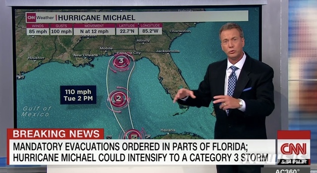 【로스앤젤레스=뉴시스】 허리케인 마이클이 북상하면서 점점 더 강해져 9일 밤(현지시간)에는 매우 위협적인 3등급으로 격상된 수준으로 미국 플로리다주 북서부와 앨라배마주 남부를 강타할 것으로 예상되고 있다. 미국 방송들은 시시각각 긴급뉴스로 마이클의 움직임을 보도하고 있다. <사진=CNN 뉴스 화면 캡처> 2018.10.08 