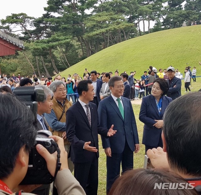  【여주=뉴시스】 이준구 기자 = 이항진 여주시장은 9일 한글날을 맞아 여주시 세종대왕 영릉을 찾은 문재인 대통령을 만나 여주발전에 대해 정부의 적극적인 지원을 요청했다. (사진제공= 여주시)