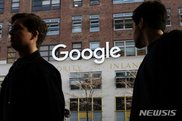 【뉴욕=AP/뉴시스】 구글이 새로운 보안 문제로 구글 플러스 사용자 5250만명의 정보가 노출된 것과 관련해 당초 예정보다 4개월 빠른 내년 4월 구글 플러스를 폐쇄할 것이라고 10일(현지시간) 발표했다. 2018.12.10 