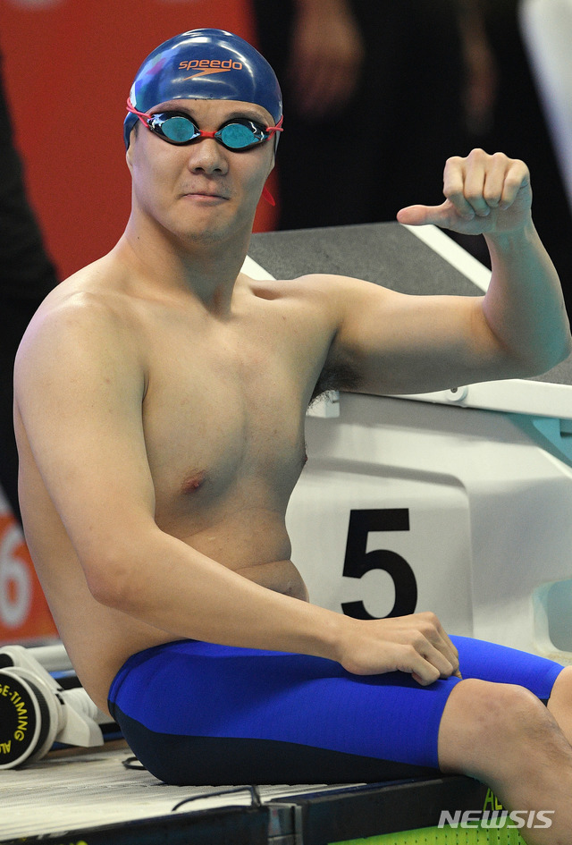 【서울=뉴시스】사진공동취재단 = 리우패럴림픽 3관왕 조기성이 9일 오후(현지시간) 인도네시아 자카르타 겔로라 붕 카르노(GBK) 아쿠아틱센터에서 열린 '2018 인도네시아 장애인아시아경기대회' 수영 남자 자유형 100m S4(1-4) 결선에서 입수 전 응원단에게 인사하고 있다. 조기성은 이 경기에서 1분25초80을 기록하며 은메달을 목에 걸었다. 2018.10.09. photo@newsis.com