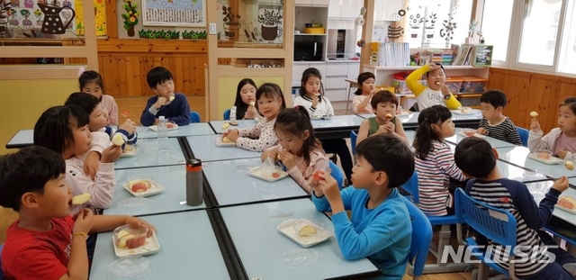 【함안=뉴시스】김기진 기자 =경남 함안군은 관내 초등학교 돌봄교실을 이용하는 초등학생을 대상으로  무상 과일간식을 지원해 큰 호응을 얻고 있다고 10일 밝혔다. 2018.10.10. (사진=함안군 제공) photo@newsis.com