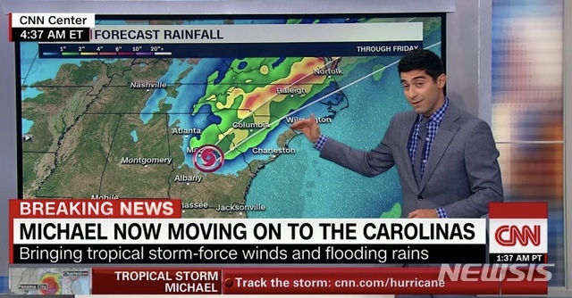 【로스앤젤레스=뉴시스】 류강훈 기자 = 미국 플로리다 북서부를 강타한 허리케인 마이클이 조지아주를 할퀴고 북동쪽 캐롤라이나주에 도달해 이 지역 주민들의 긴장이 고조되고 있다. <CNN 뉴스 캡처> 2018.10.11