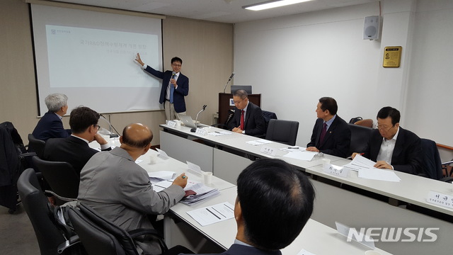 【서울=뉴시스】 윤지웅 경희대 교수가 12일 오전 서울 중구 삼일대로 라이온스빌딩에서 열린 안민포럼 조찬강연에서 "국가R&D정책수행체계 개편방향''을 주제로 강연중이다. (사진제공=안민포럼)