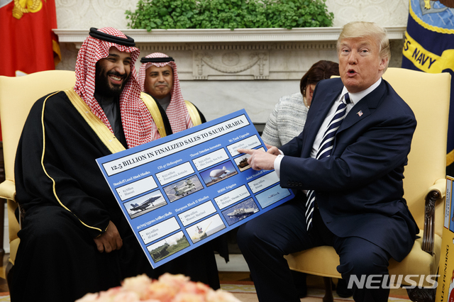 【워싱턴=AP/뉴시스】 올해 3월 백악관 집무실에서 모하메드 빈 살만 사우디아라비아 왕세자를 만난 도널드 트럼프 미국 대통령이 미국의 對사우디 무기 판매 차트를 들고 설명 중이다. 2018.10.13.