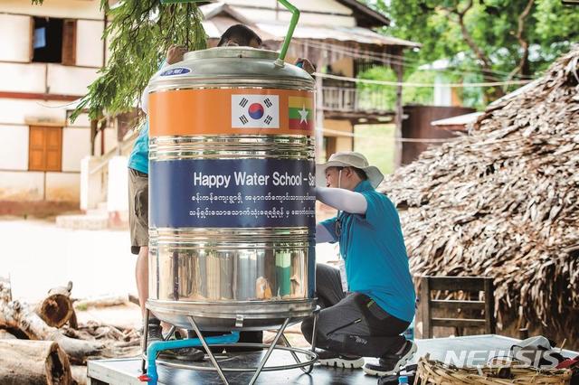 【세종=뉴시스】한국수자원공사 봉사단이 미얀마 산칸마을 초등학교에 급수대용 물탱크를 설치하는 모습. 2018.10.14.(사진 = 한국수자원공사 제공)photo@newsis.com