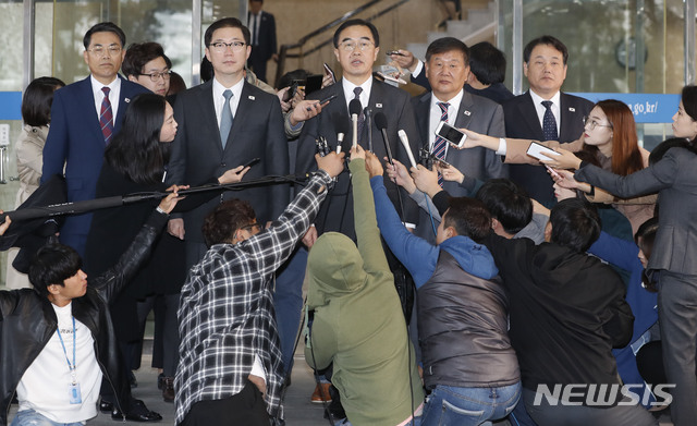 【서울=뉴시스】최동준 기자 = 남북고위급회담 남측 수석대표 조명균 통일부 장관을 비롯한 대표단이 15일 오전 서울 삼청동 남북회담본부에서 남북고위급회담 출발 전 취재진 질문에 답변하고 있다. 왼쪽부터 김정렬 국토교통부 2차관, 천해성 통일부 차관, 조 장관, 노태강 문화체육관광부 2차관, 김정렬 국토교통부 2차관. 2018.10.15. photocdj@newsis.com