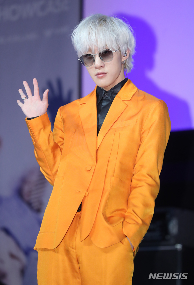 【서울=뉴시스】조수정 기자 = 자이언티(Zion.T)가 15일 오후 서울 상암동 제일라아트홀에서 열린 새 EP앨범(미니앨범) 'ZZZ' 쇼케이스에서 인사하고 있다. 2018.10.15. chocrystal@newsis.com