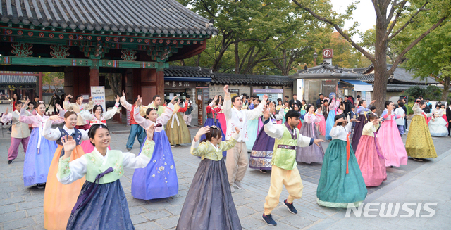 【전주=뉴시스】김얼 기자= 2018 한복문화주간 행사 개막식이 15일 전북 전주시 한옥마을 경기전 특설무대에서 실시된 가운데 한복을 입은 시민과 관계자들이 플래시몹을 선보이고 있다. 2018.10.15pmkeul@newsis.com